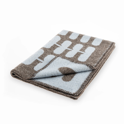 Flora - Wolldecke Schokolade – Light Sky